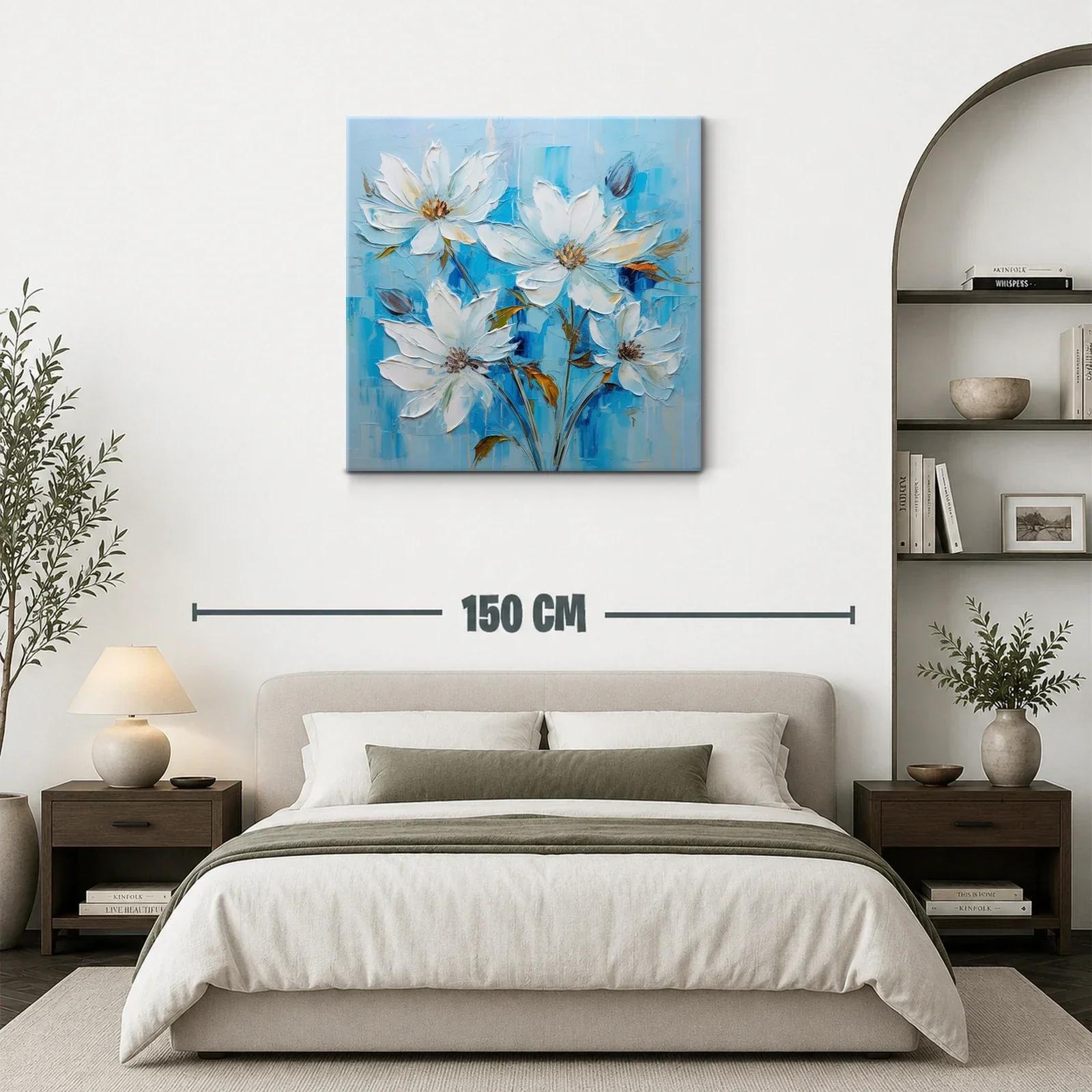 Flores blancas sobre fondo azul en delicada composición — miniatura 3