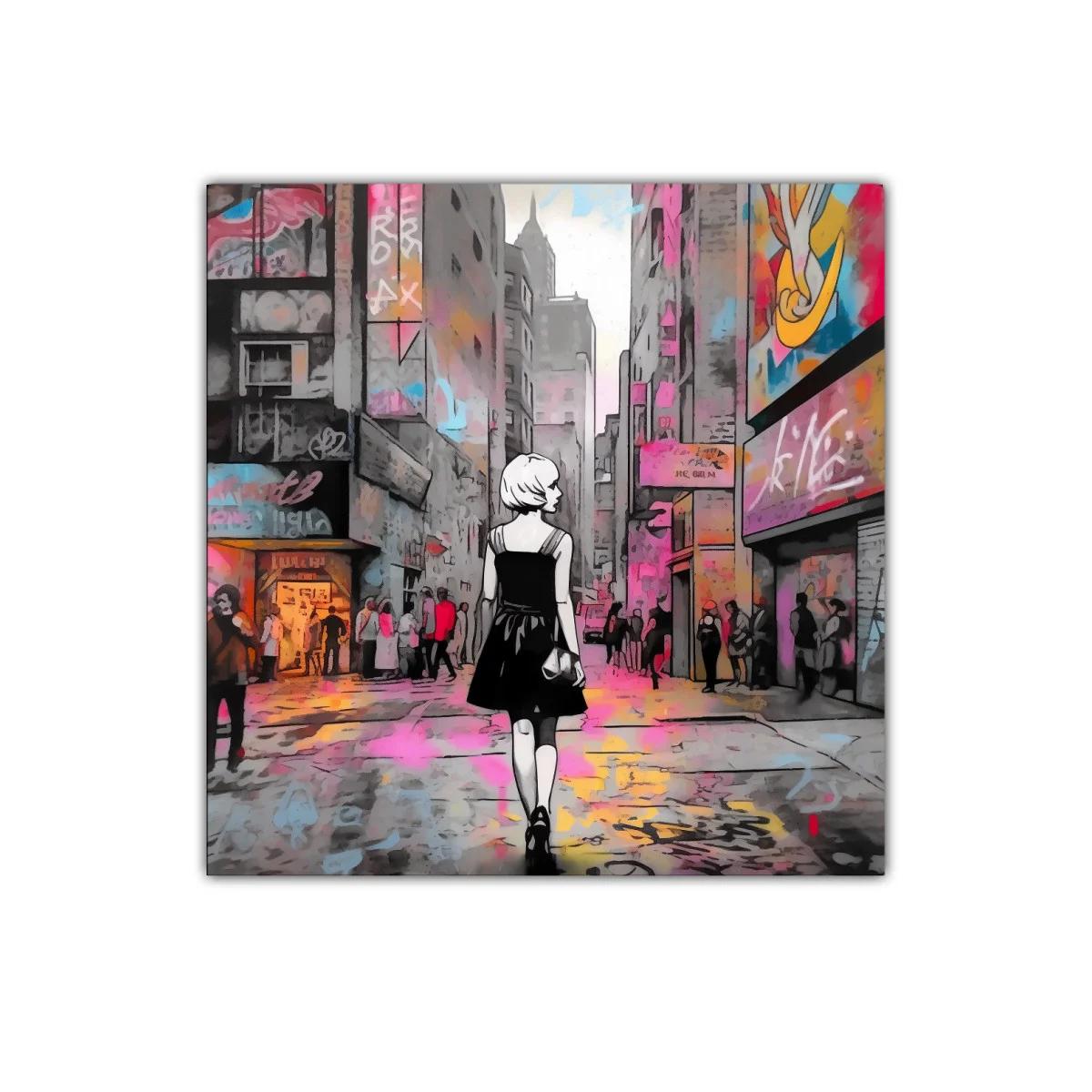 Mujer caminando por calle urbana llena de colores vivos