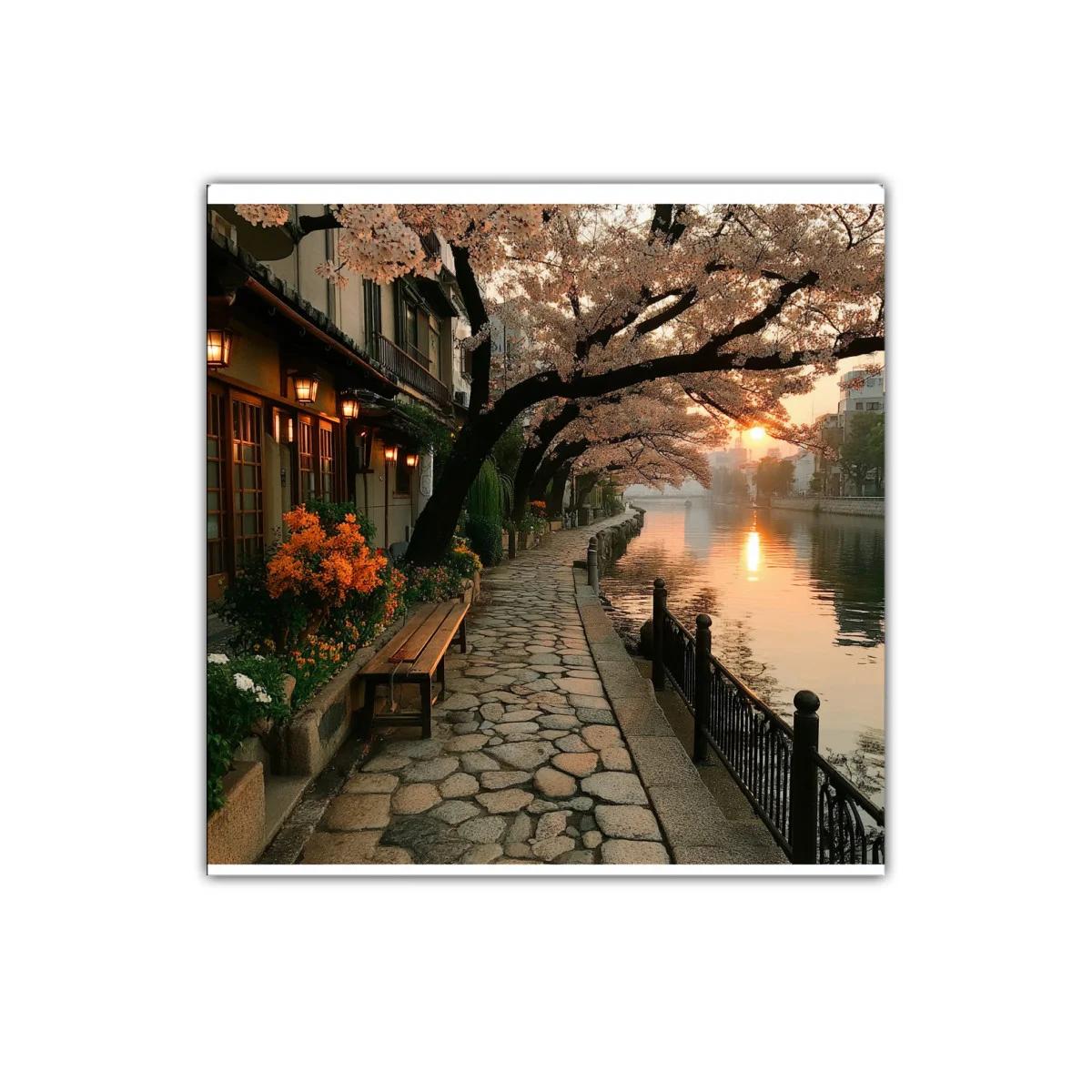 Camino junto al río al atardecer con cerezos en flor