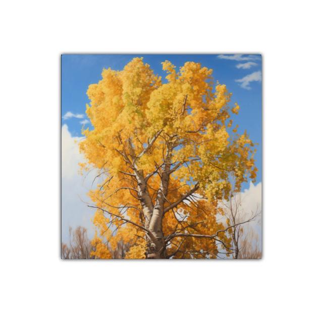 Arbol otoñal con follaje dorado y cielo azul