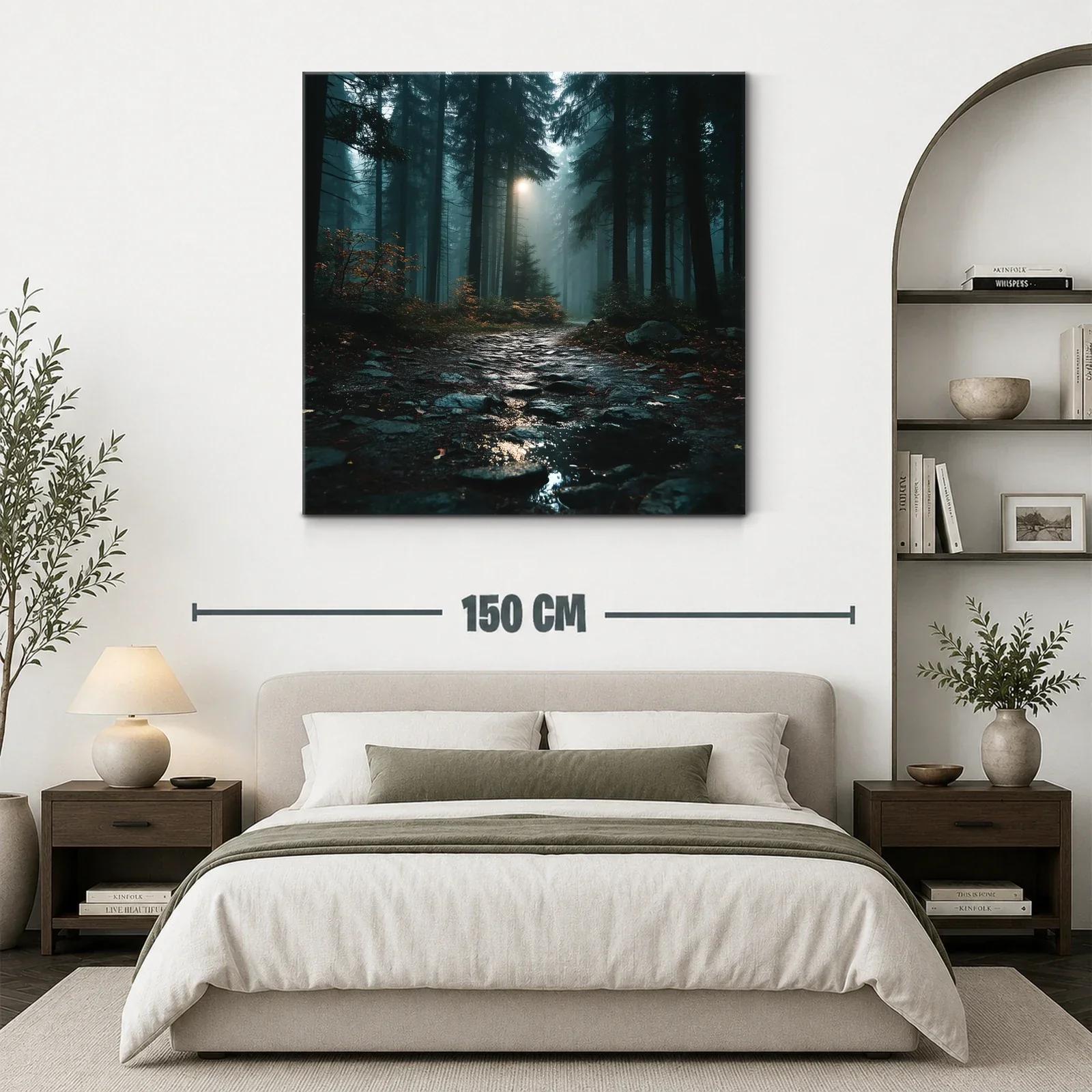 Camino nebuloso en bosque de coníferas al amanecer — miniatura 3