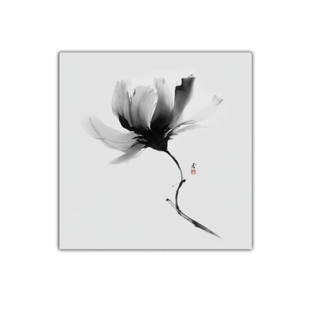 Flor en tinta negra con delicados trazos suaves
