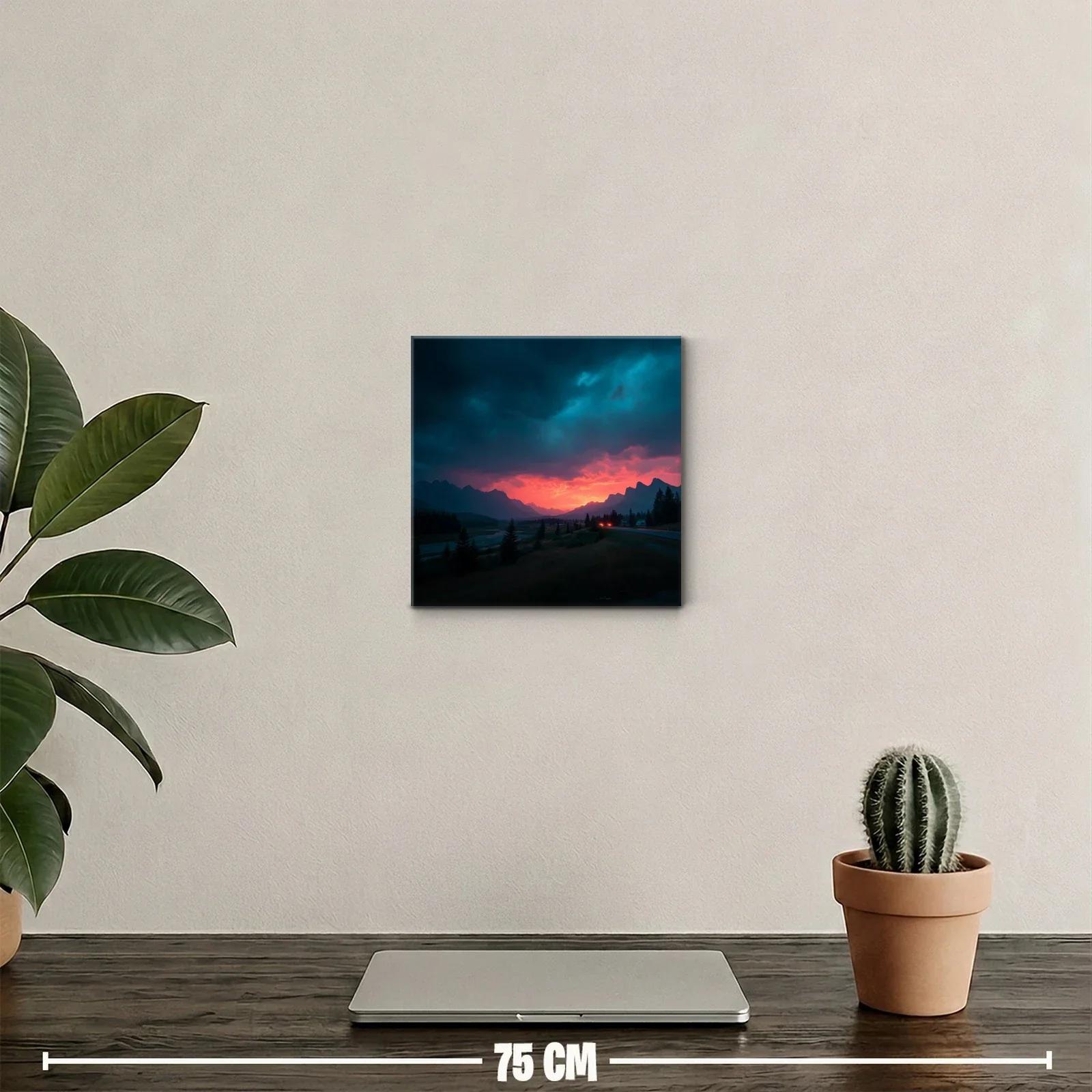 Atardecer dramático en paisaje montañoso y bosque — miniatura 2