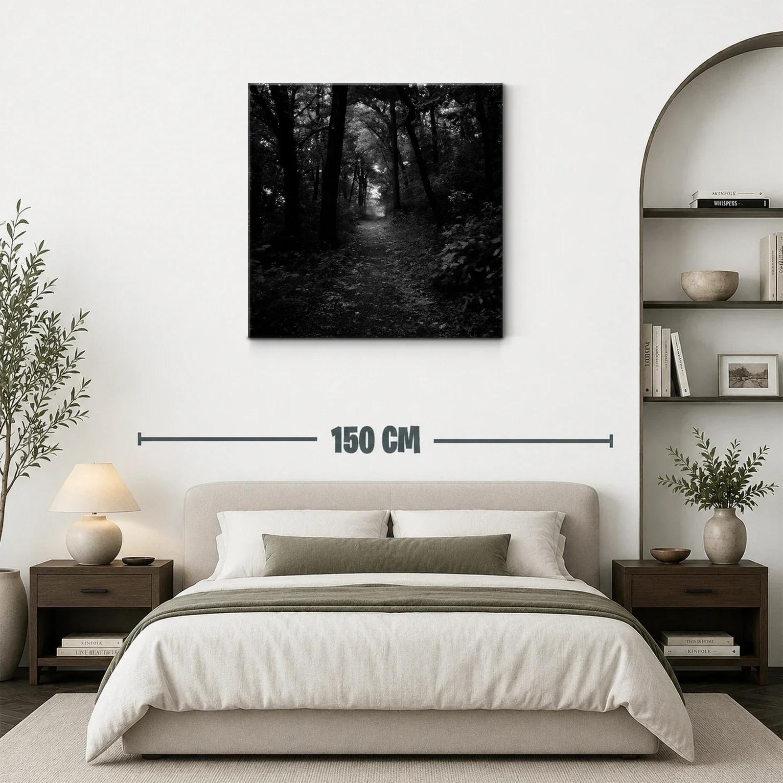 Camino misterioso en bosque oscuro y enigmático — miniatura 3