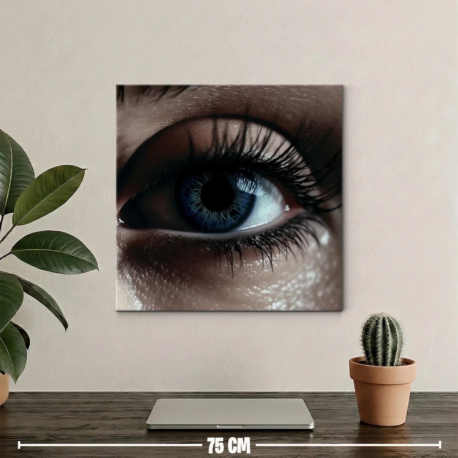 Detalle hipnótico de un ojo azul en primer plano — miniatura 2