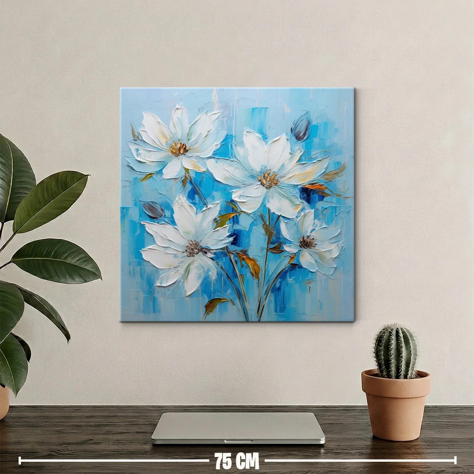 Flores blancas sobre fondo azul en delicada composición — miniatura 2