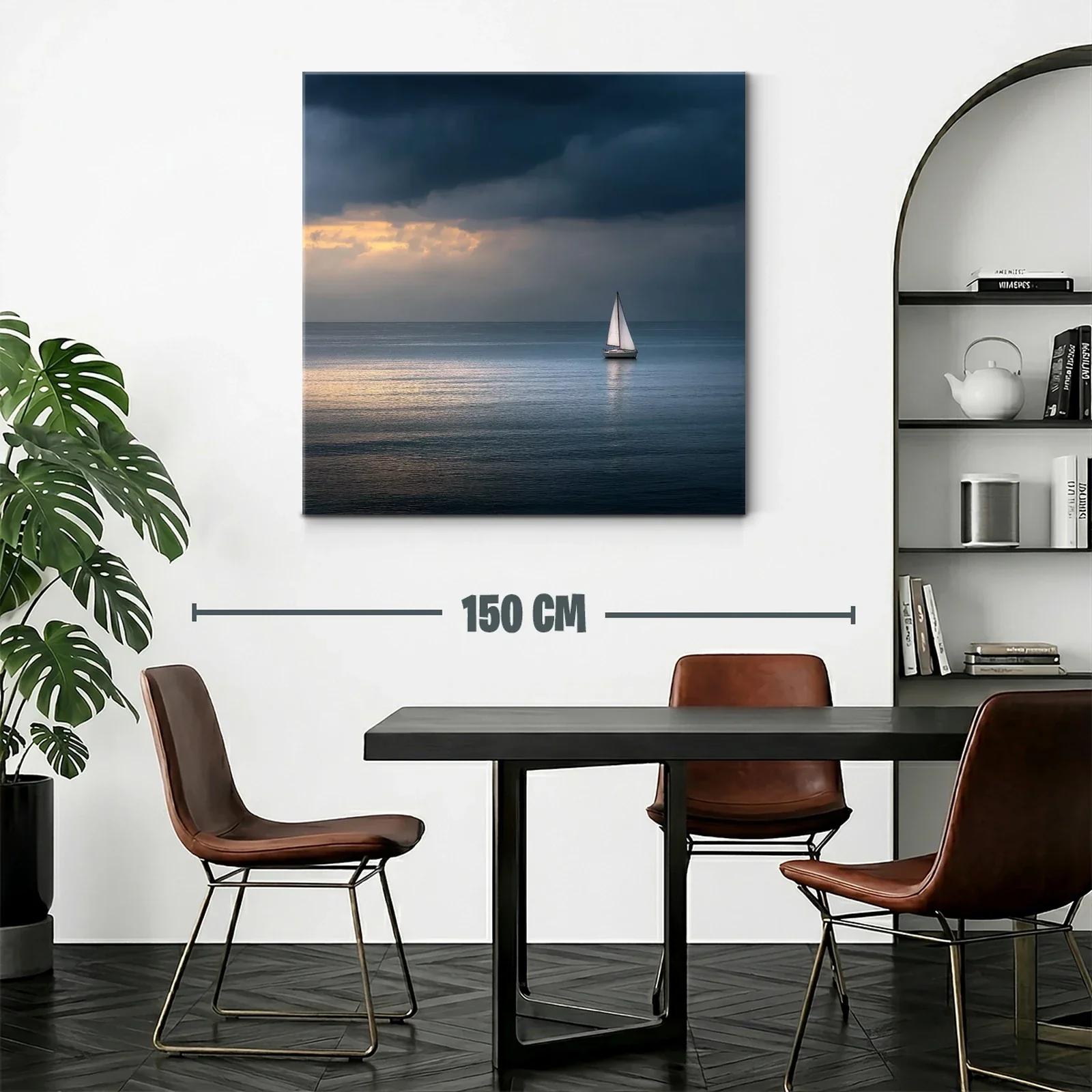 Velero solitario en mar tranquilo al atardecer — miniatura 2