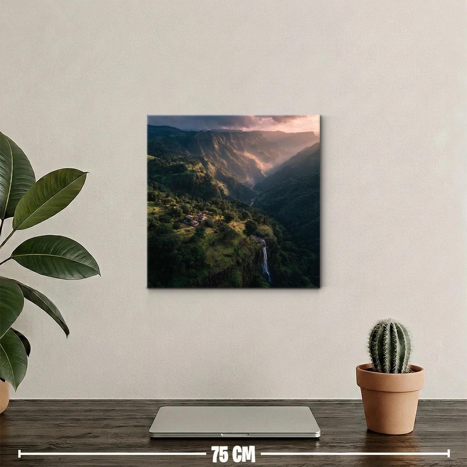 Paisaje montañoso con cascada al atardecer — miniatura 2