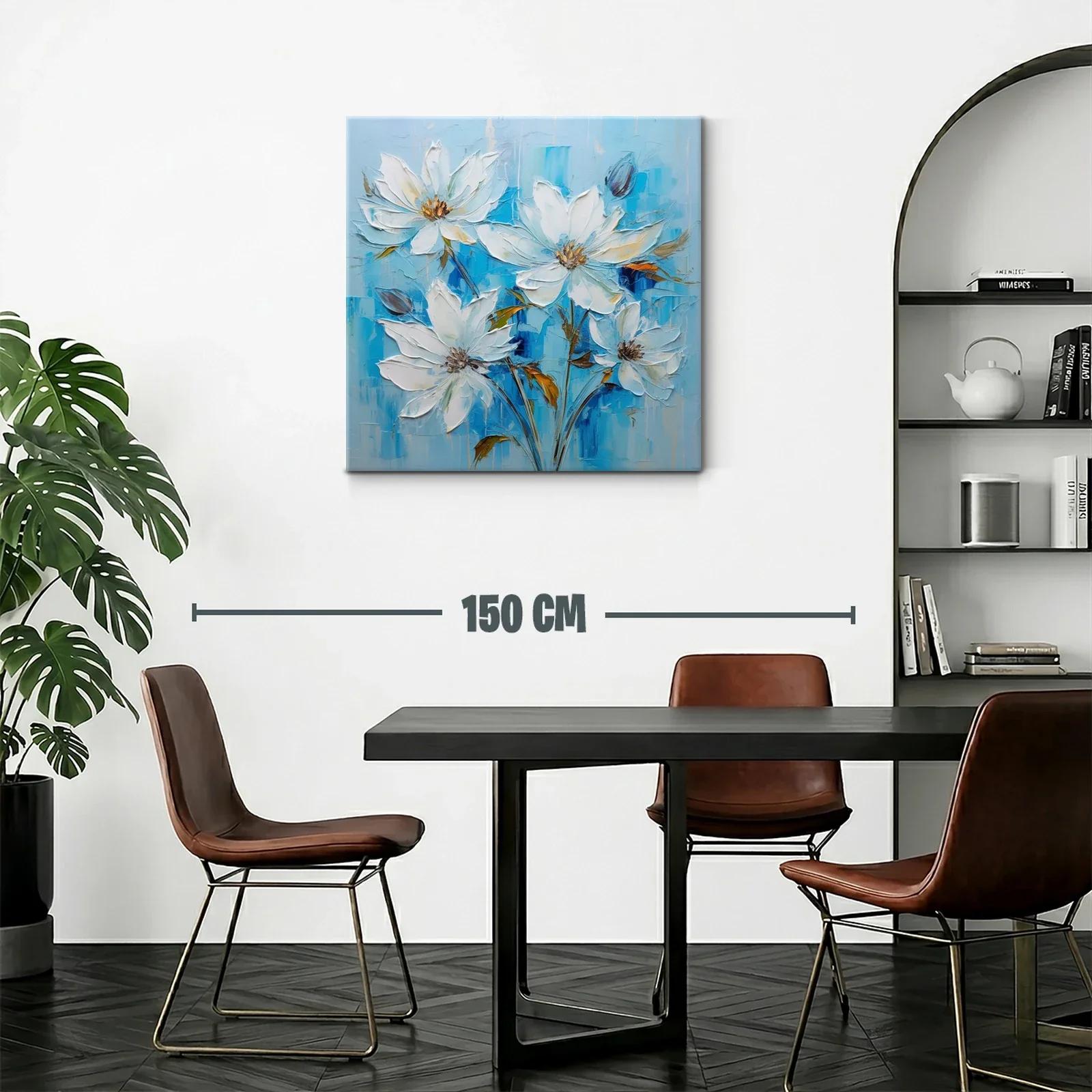 Flores blancas sobre fondo azul en delicada composición — miniatura 2