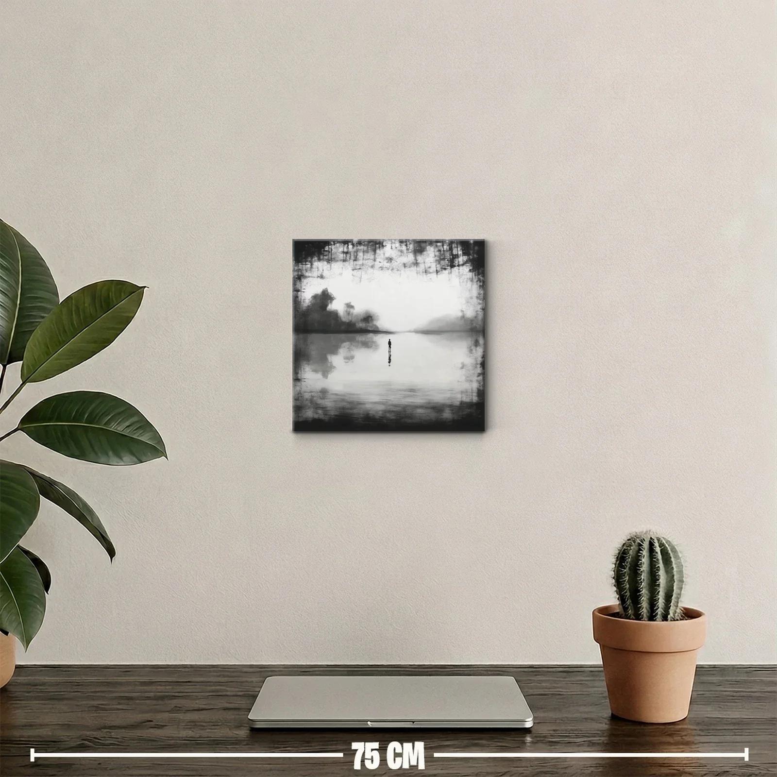 Paisaje minimalista en blanco y negro con figura solitaria — miniatura 2