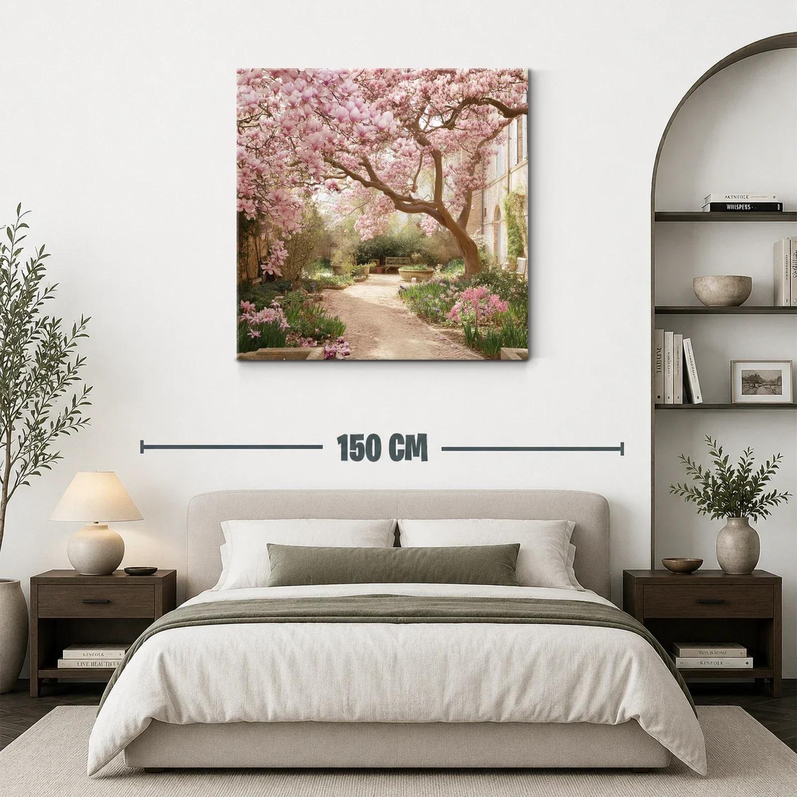 Jardín florecido con árbol de magnolia rosa en primavera — miniatura 3