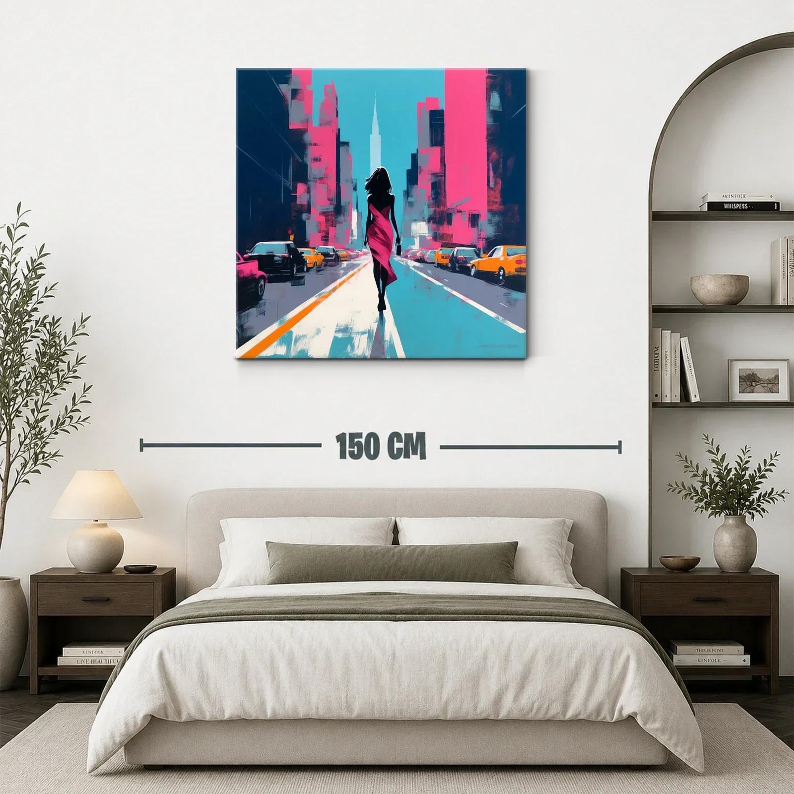 Mujer en vestido fucsia caminando por ciudad vibrante — miniatura 3