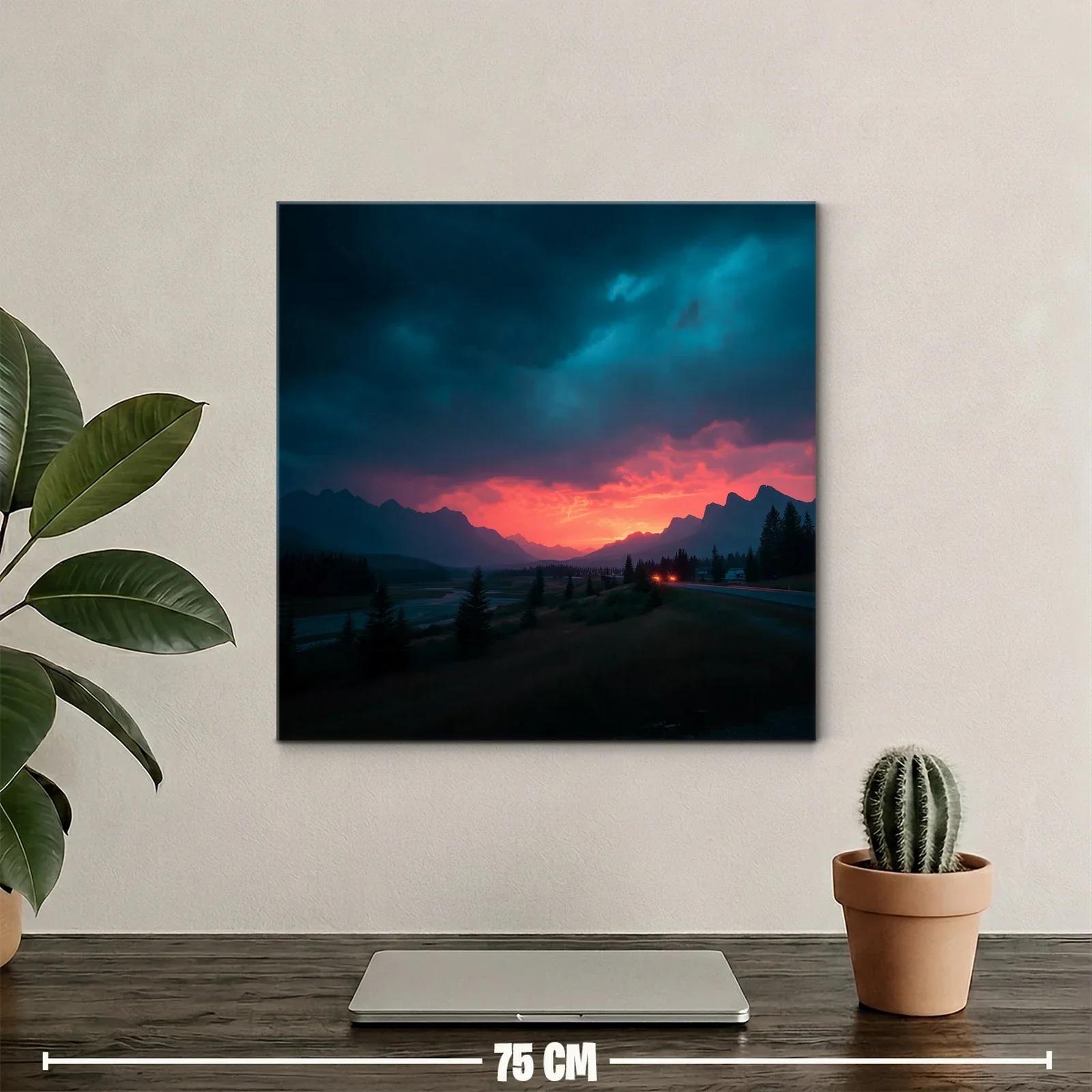 Atardecer dramático en paisaje montañoso y bosque — miniatura 2