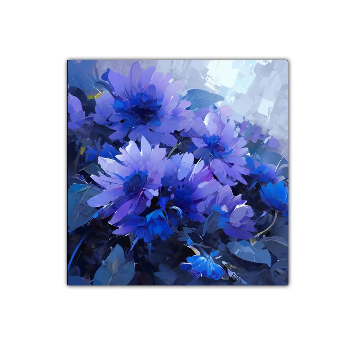 Composición floral con flores en tonos azul y lila
