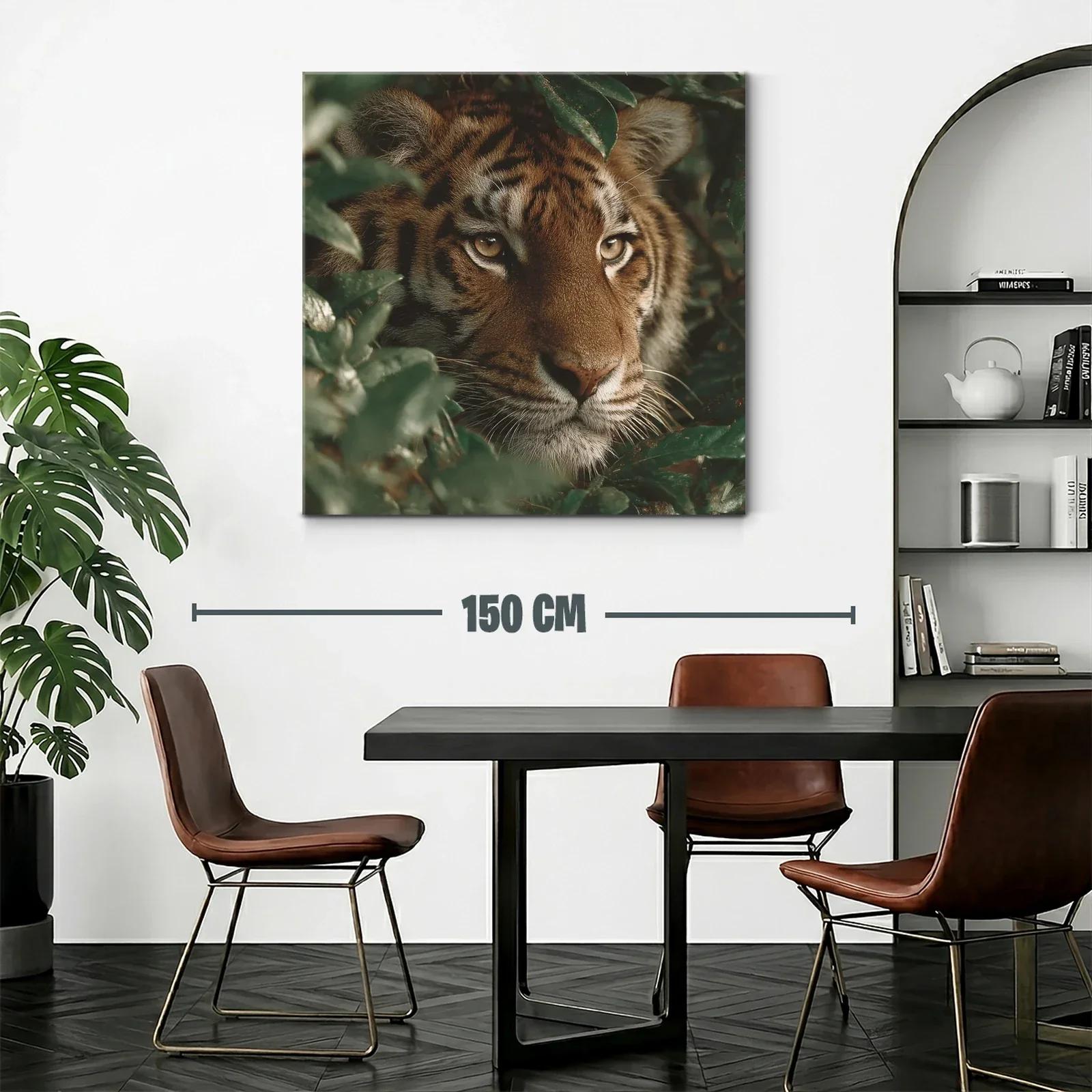Mirada intensa de tigre entre follaje verde — miniatura 2