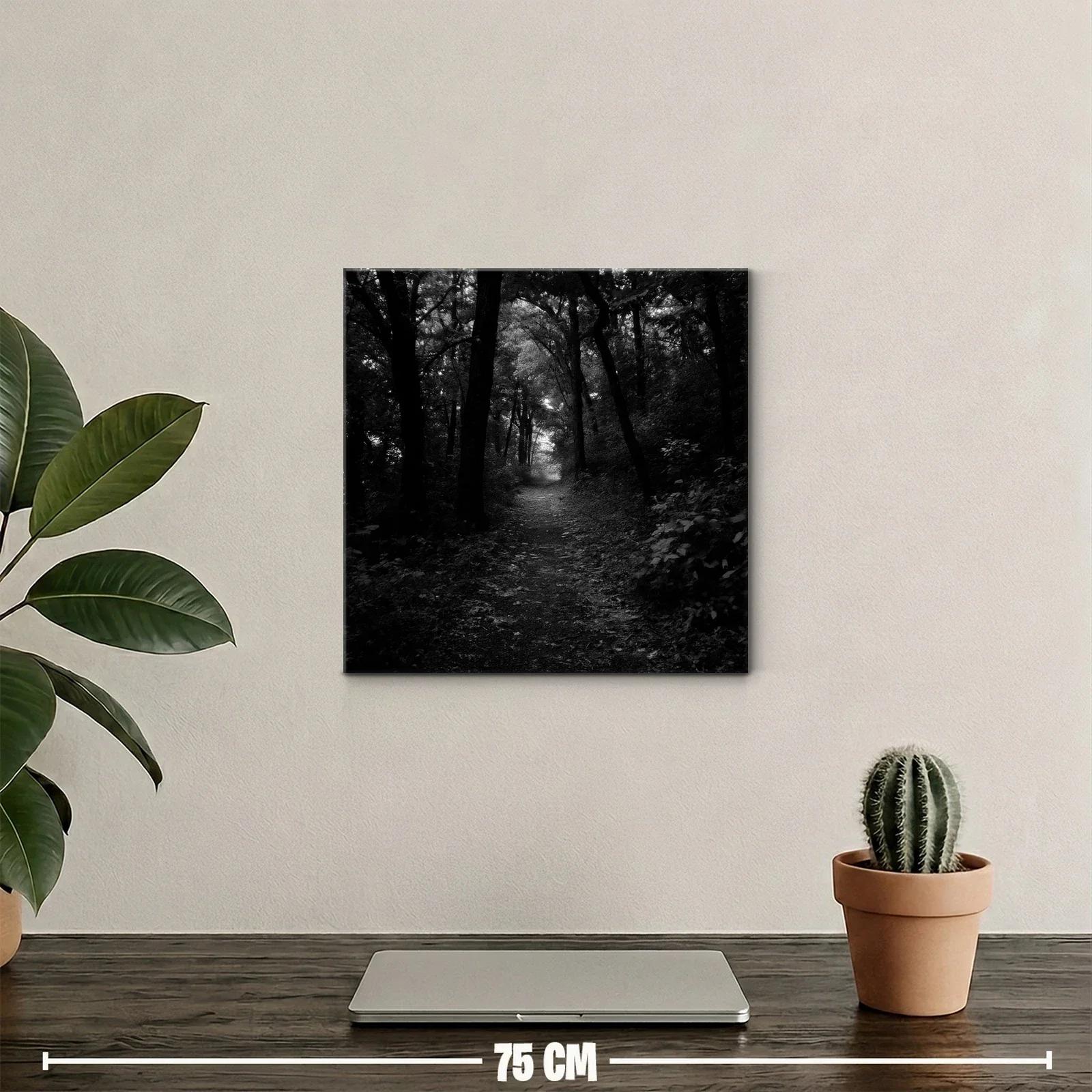 Camino misterioso en bosque oscuro y enigmático — miniatura 2