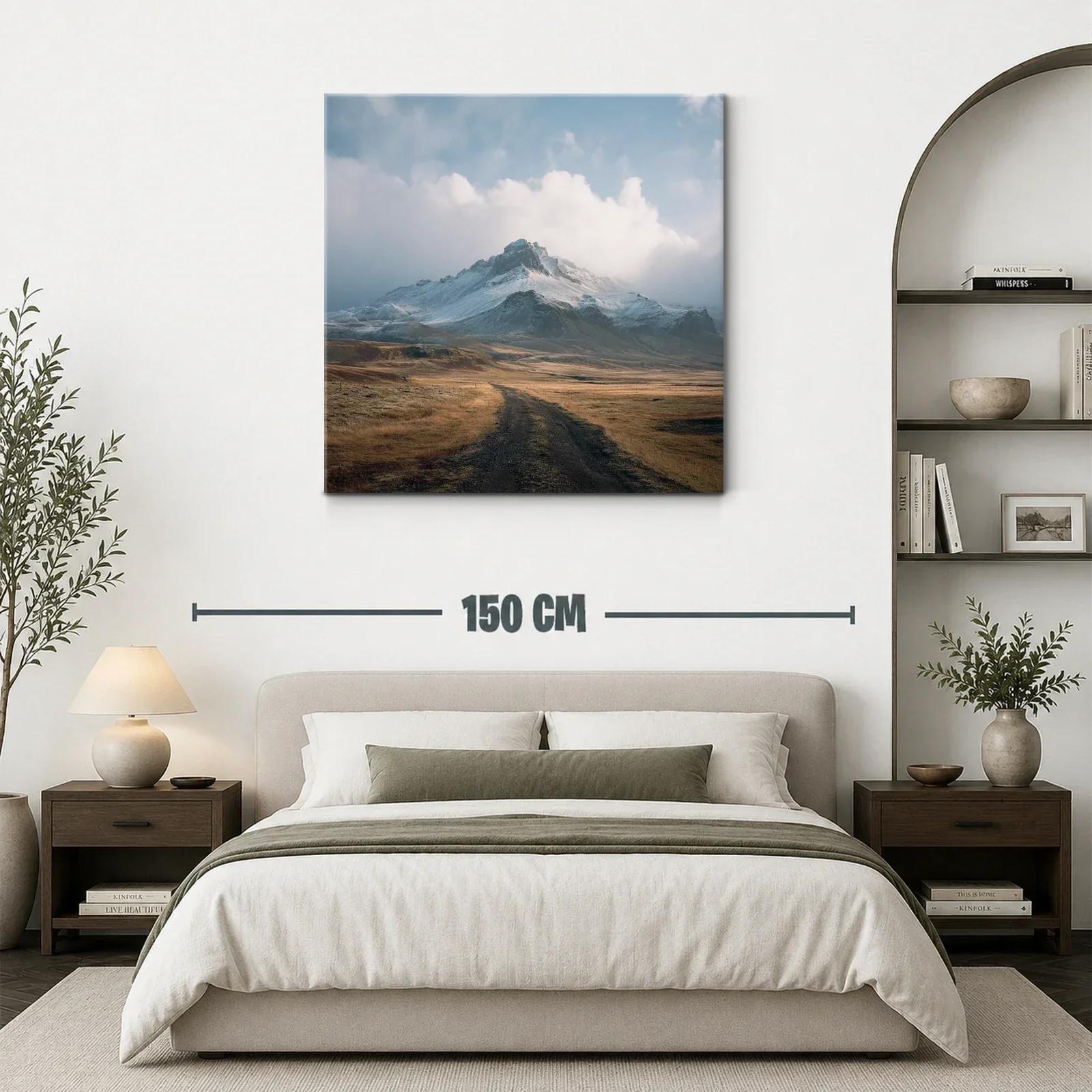 Paisaje montañoso con cielo nublado y camino terroso — miniatura 3