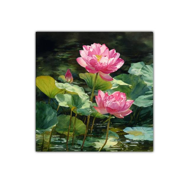 Flores de loto rosas sobre agua verde en calma