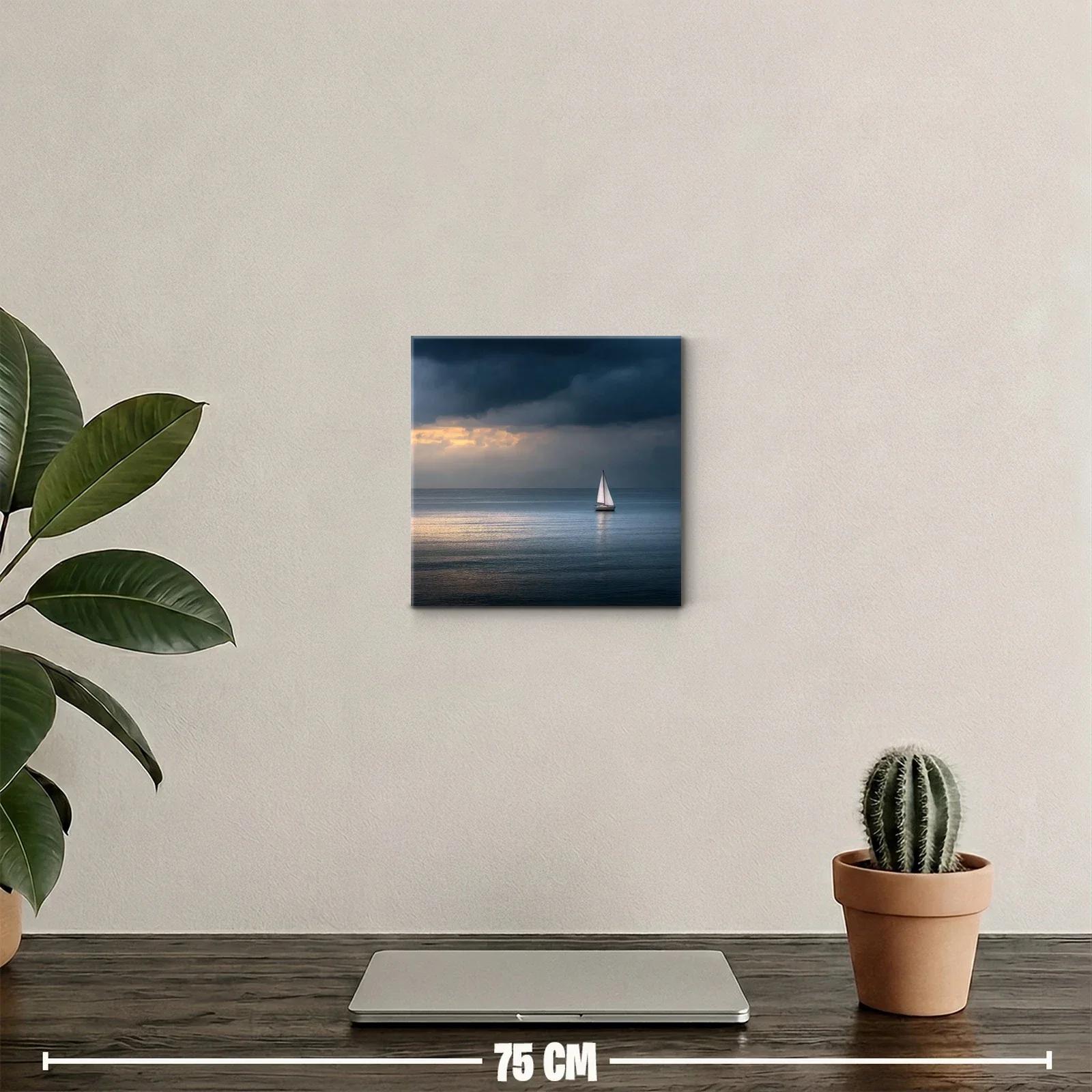 Velero solitario en mar tranquilo al atardecer — miniatura 2