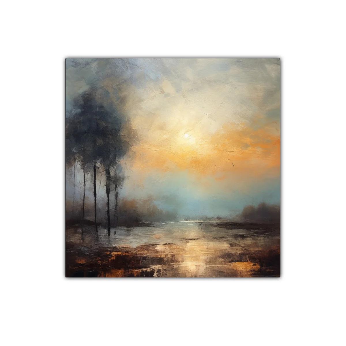 Atardecer nebuloso con silueta de árboles y reflejos dorados — imagen principal