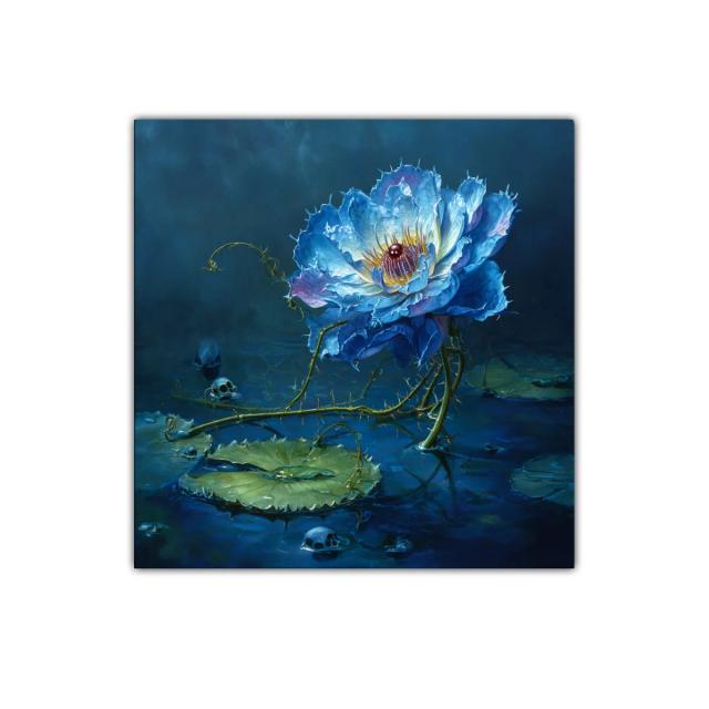 Flor azul luminosa sobre agua con detalles oscuros y misterio