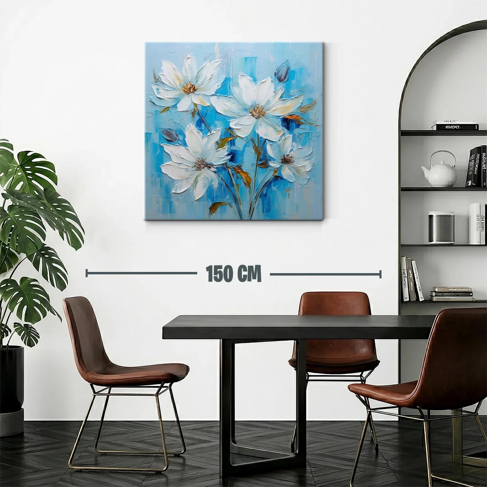 Flores blancas sobre fondo azul en delicada composición — miniatura 2