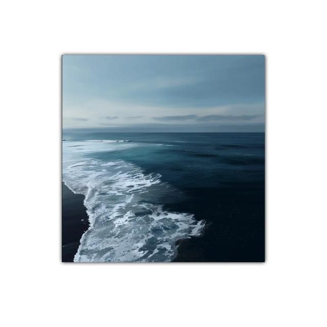 Mar en calma al atardecer con oleaje suave y cielo azul