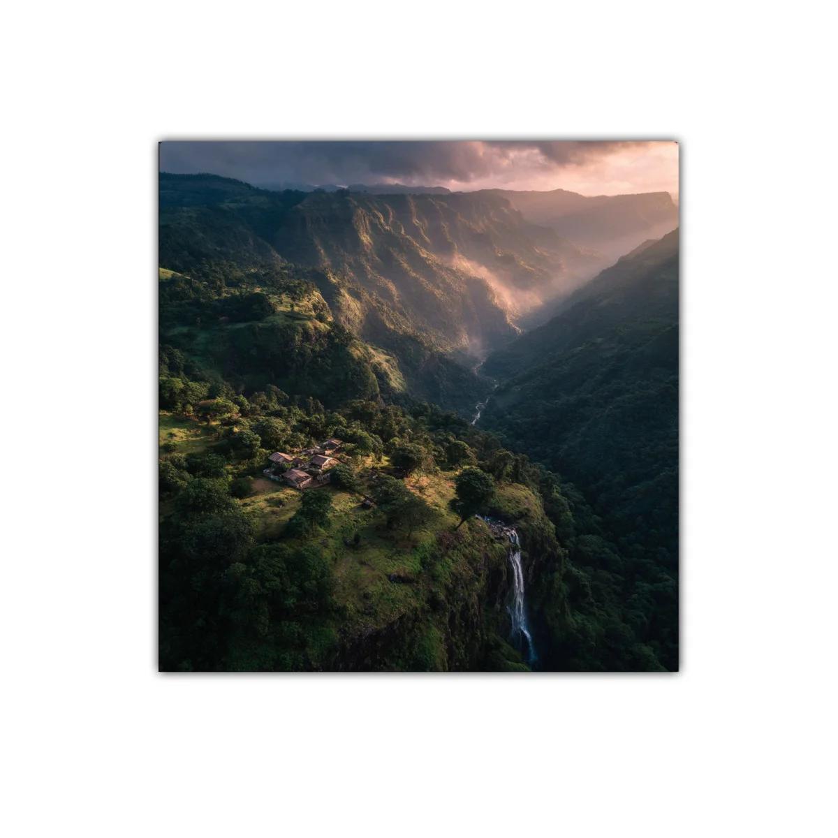 Paisaje montañoso con cascada al atardecer — imagen principal