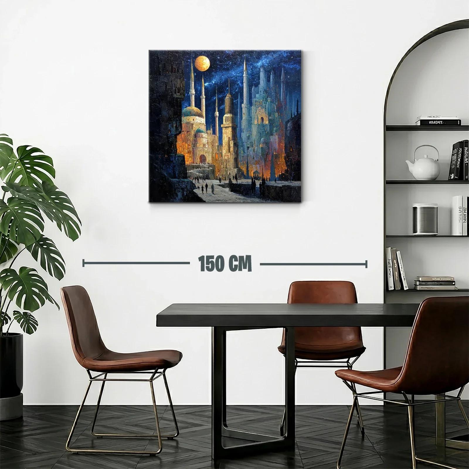 Paisaje urbano nocturno con luna brillante y edificios antiguos — miniatura 2