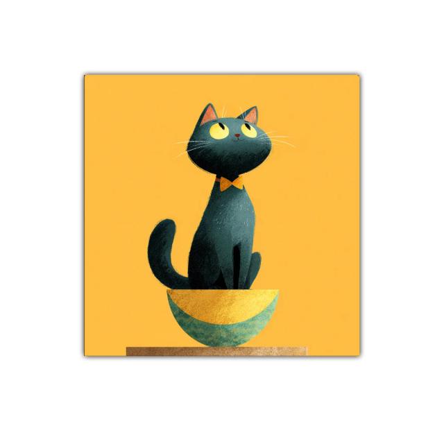 Encantador gato negro en cuenco sobre fondo amarillo vivo