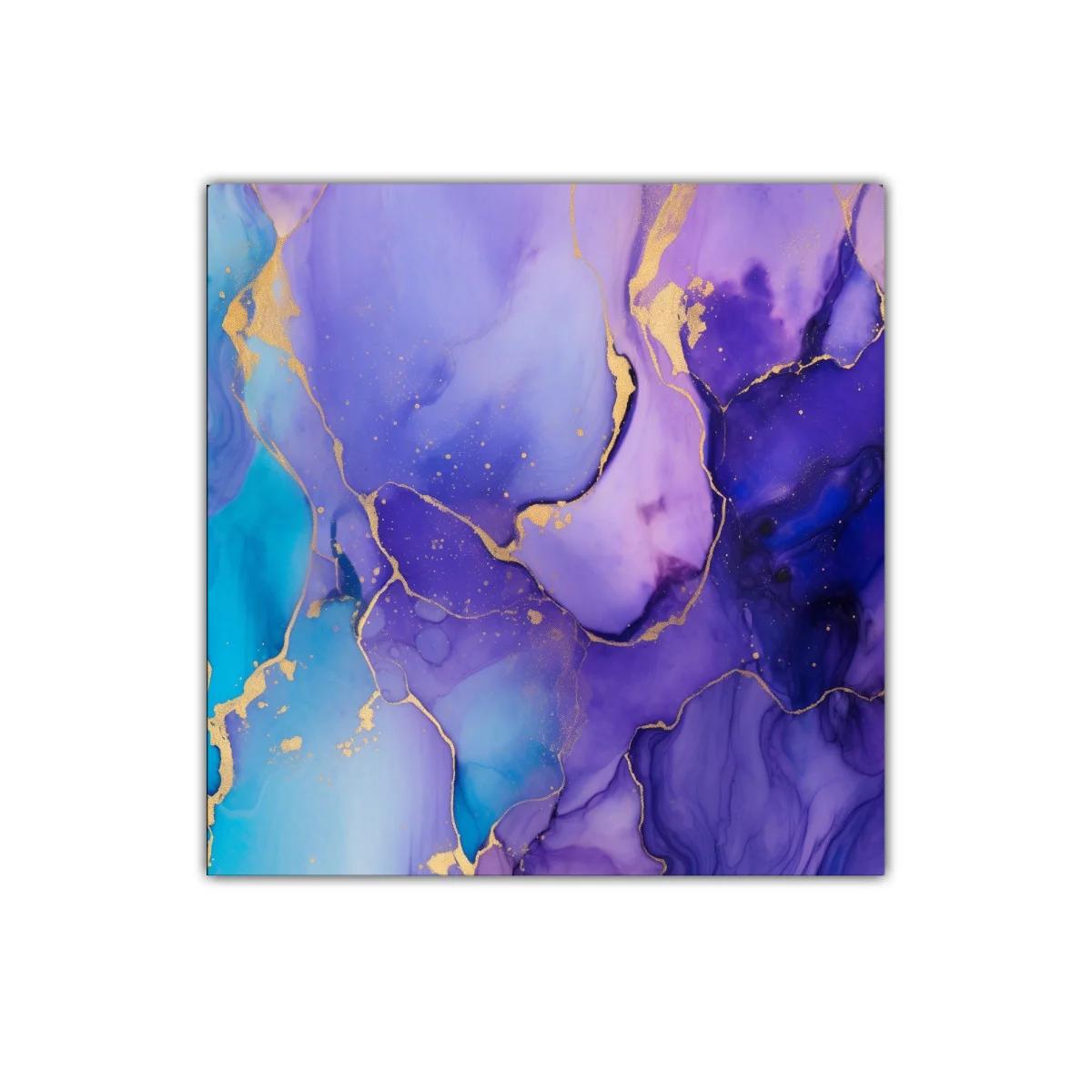 Cuadro abstracto con tonos violetas y detalles dorados vibrantes
