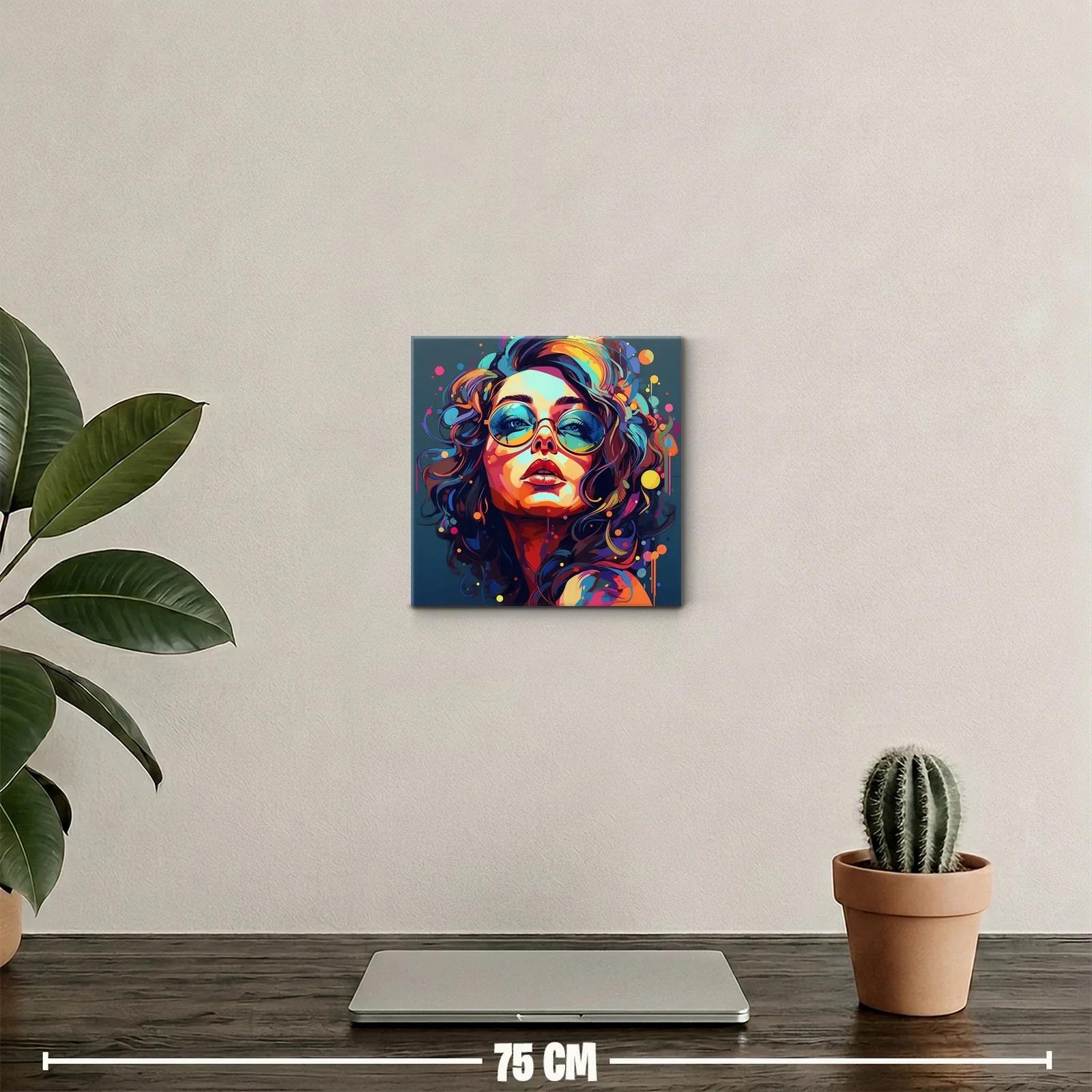 Retrato vibrante de mujer con gafas redondas y cabello colorido — miniatura 2