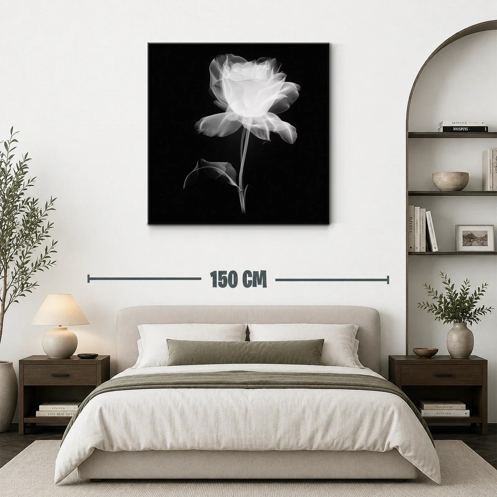 Rosa blanca etérea sobre fondo oscuro — miniatura 3