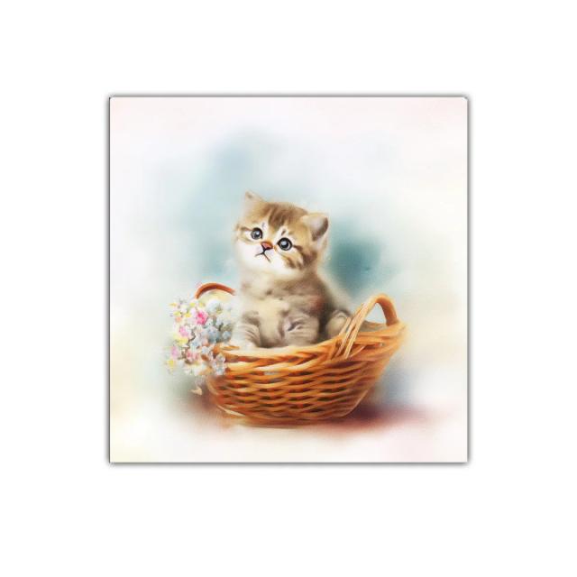 Tierna escena de gatito en cesta con flores delicadas