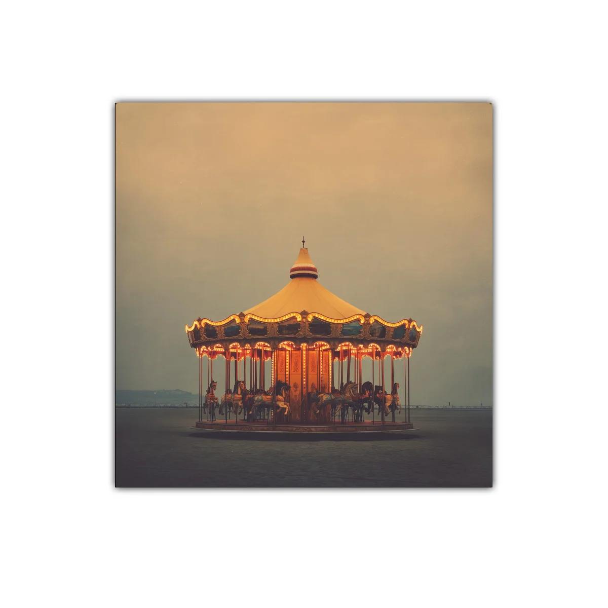 Carrusel iluminado en atmósfera vintage y melancólica — imagen principal
