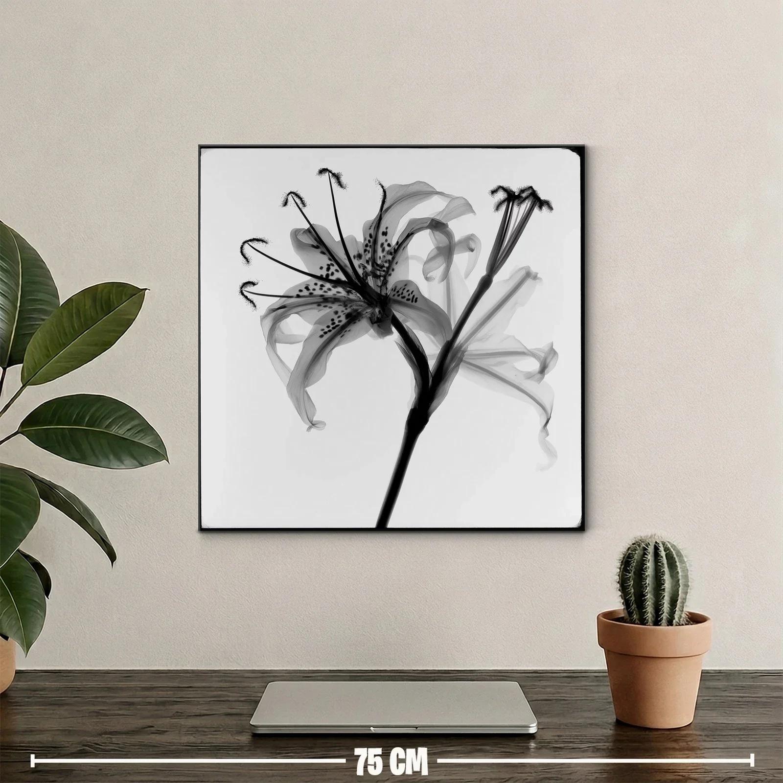 Flor de lirio en tonalidades grises y detalles delicados — miniatura 2