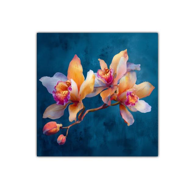 Elegancia floral en tonos cálidos sobre fondo azul profundo