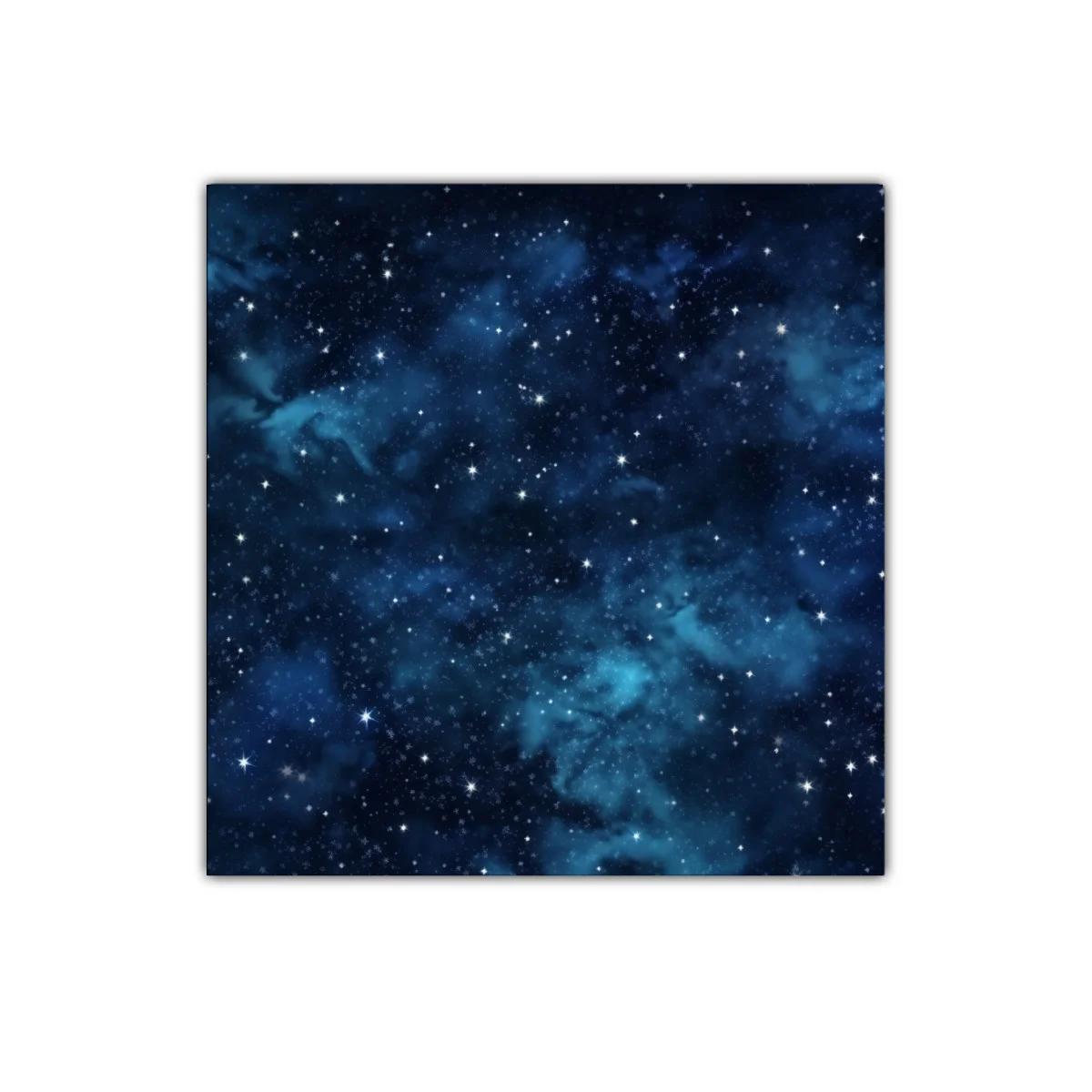 Estrellado cielo nocturno con nebulosas en tonos azules