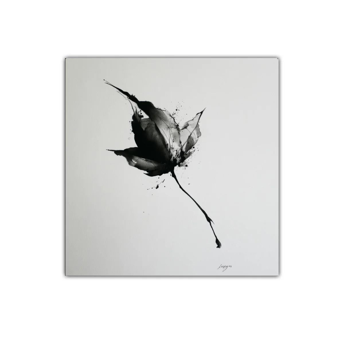 Flor abstracta en tinta negra sobre fondo blanco minimalista — imagen principal