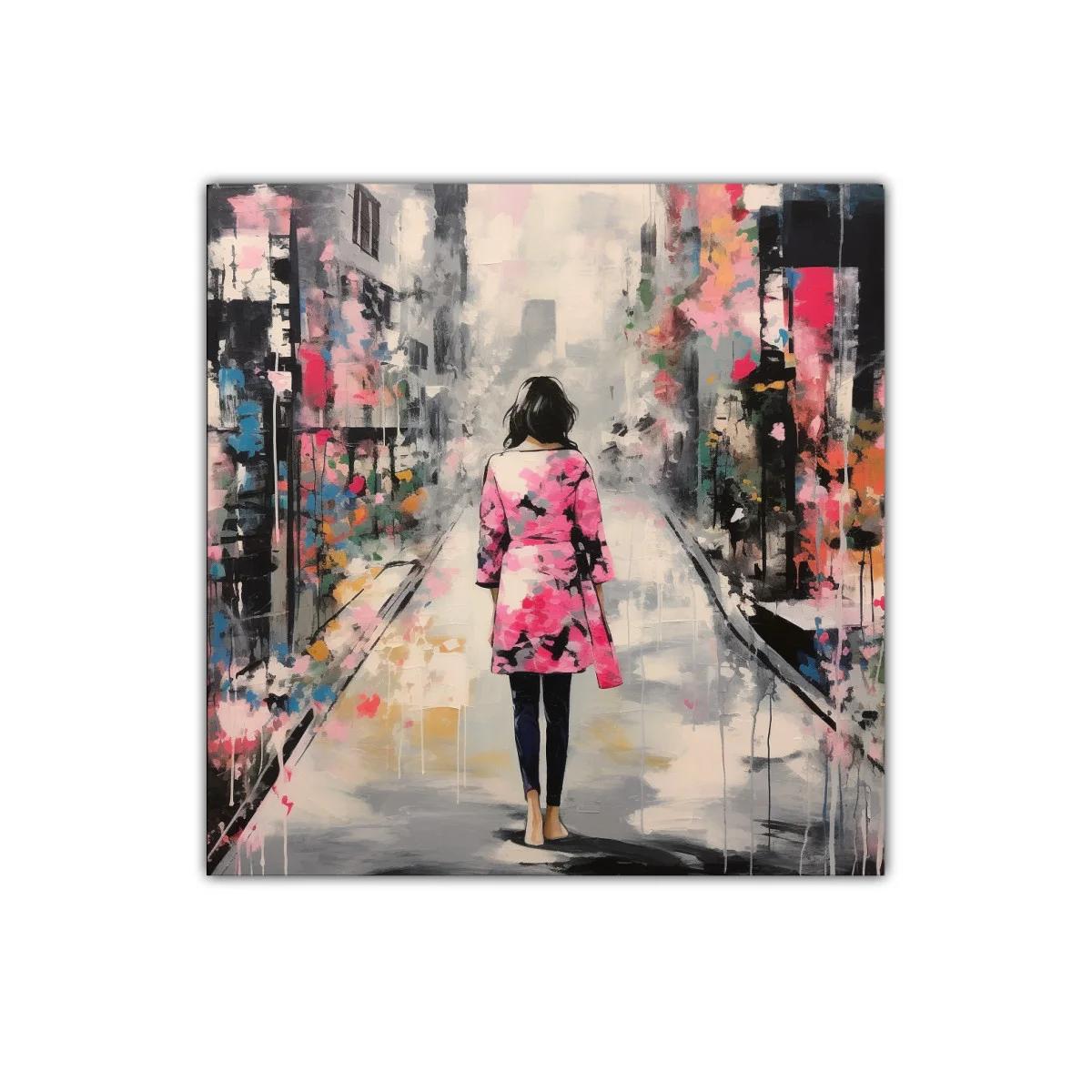 Mujer caminando entre colores vibrantes y sombras urbanas — imagen principal