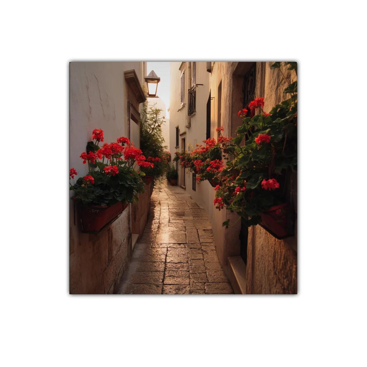 Callejón Mediterráneo con Flores Rojas en Atardecer Cálido — imagen principal