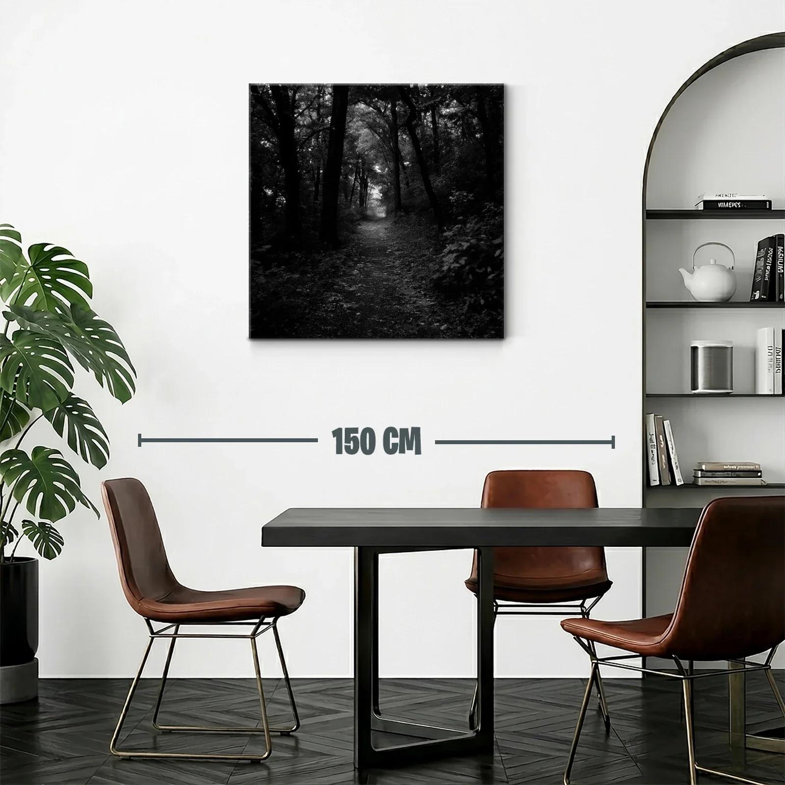 Camino misterioso en bosque oscuro y enigmático — miniatura 2