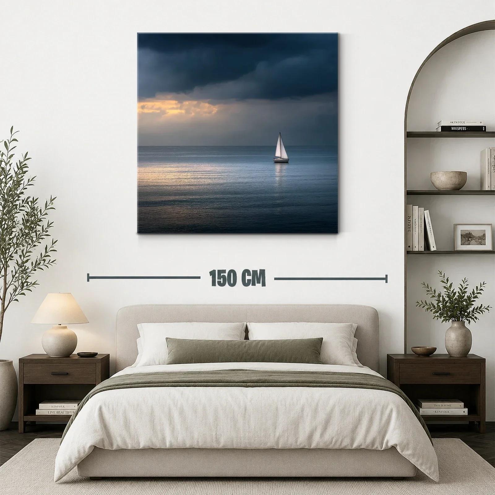 Velero solitario en mar tranquilo al atardecer — miniatura 3