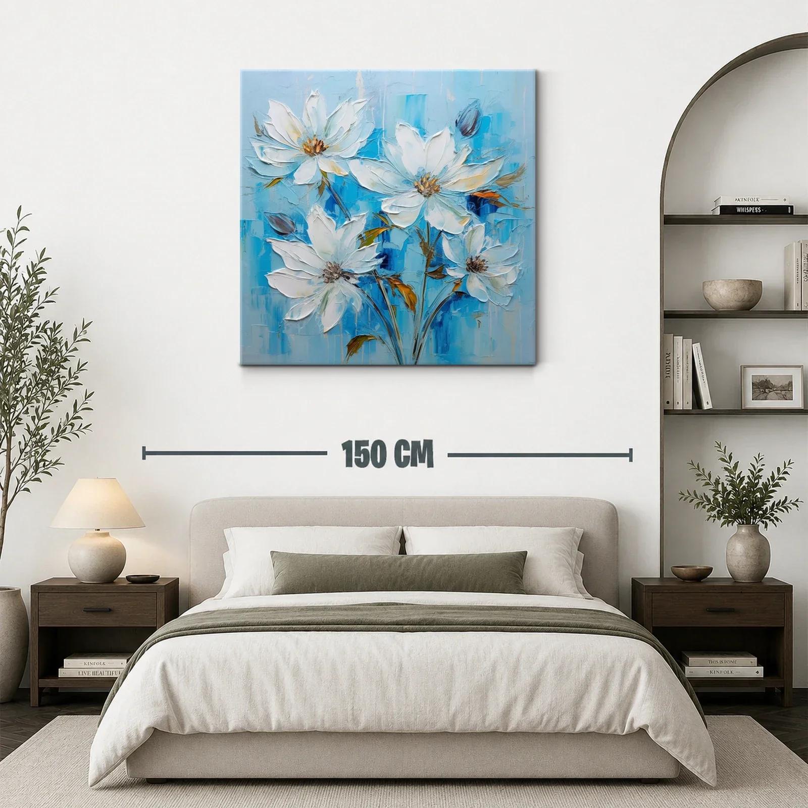 Flores blancas sobre fondo azul en delicada composición — miniatura 3
