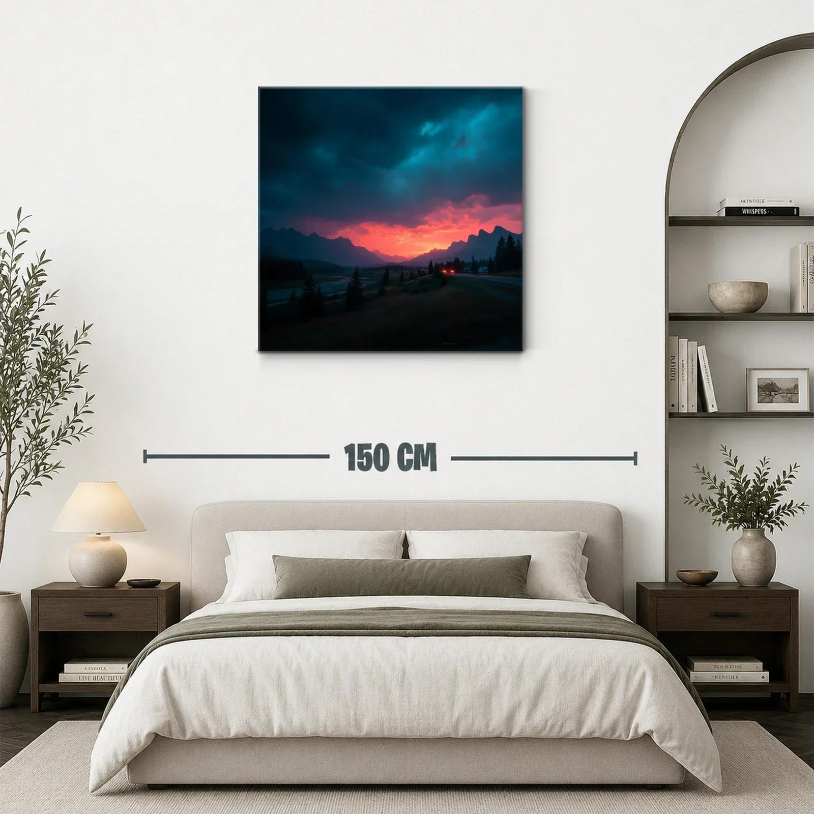 Atardecer dramático en paisaje montañoso y bosque — miniatura 3