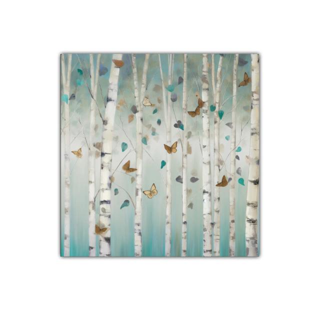 Bosque de abedules con mariposas en tonos suaves y serenos