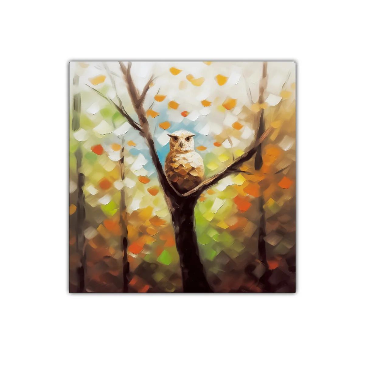 Búho Solitario en Bosque de Otoño — imagen principal