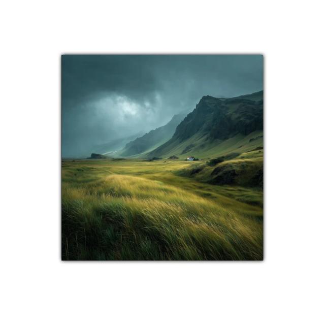 Paisaje sereno con colinas y casa roja en campos verdes