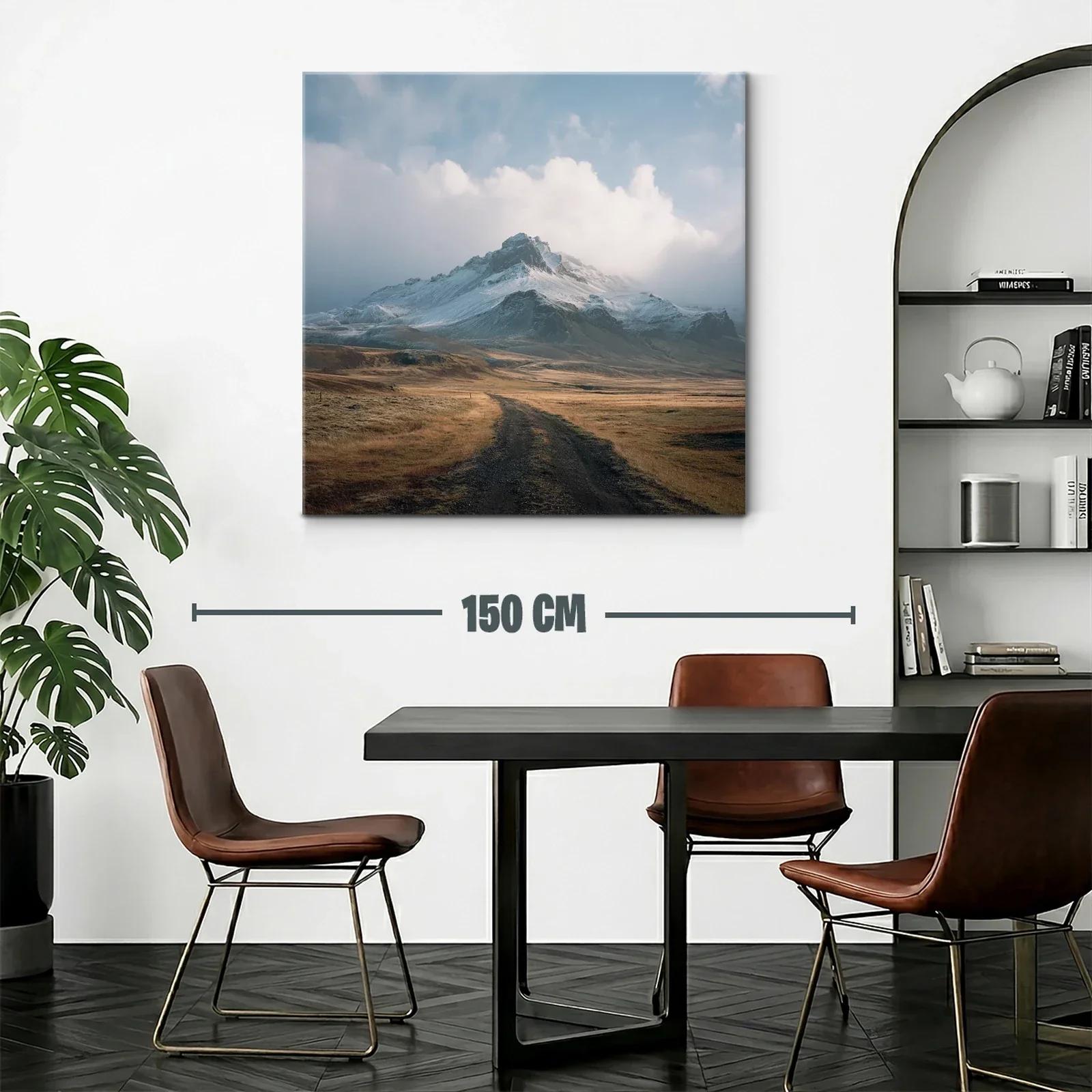 Paisaje montañoso con cielo nublado y camino terroso — miniatura 2