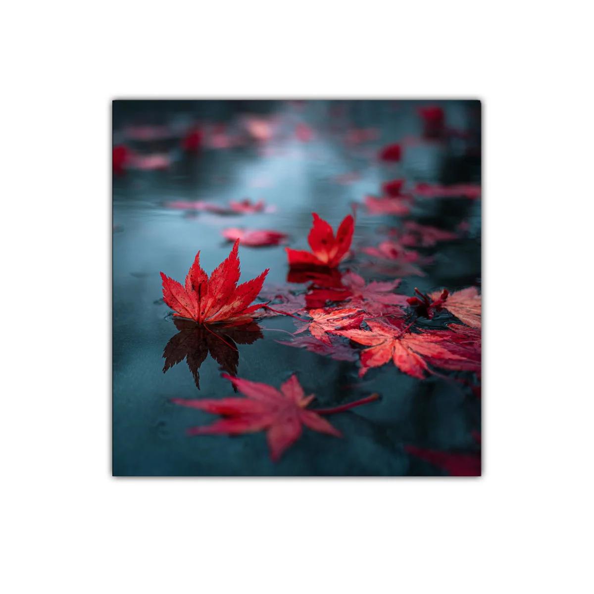 Hojas rojas flotando en agua azul intensa para decorar